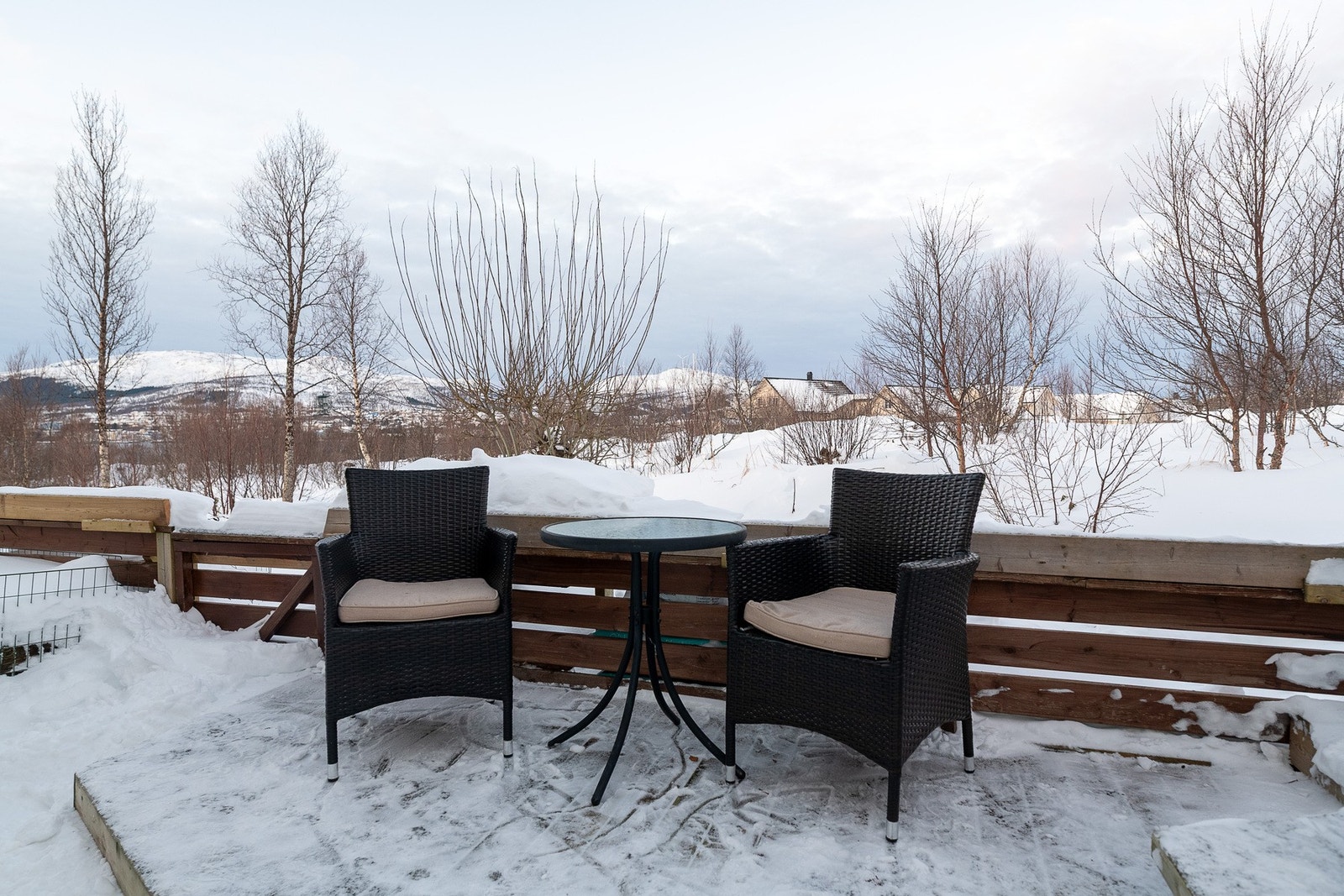 De mange sittegruppene i hagen gjør at man lett kan flytte seg etter sol, vær og vind Galleribilde