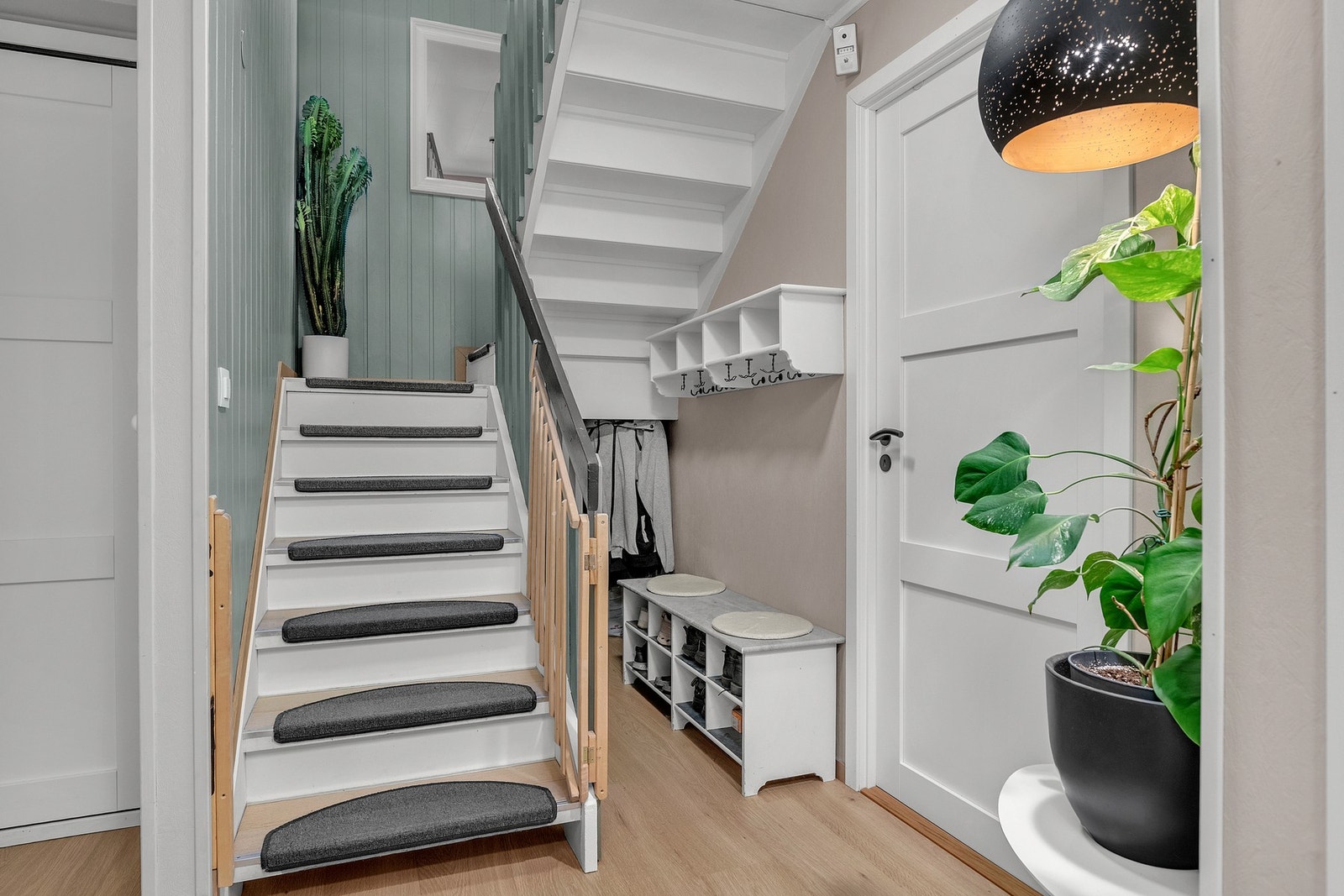 Gangen er romslig med flere muligheter for å kunne henge fra seg yttertøy Galleribilde