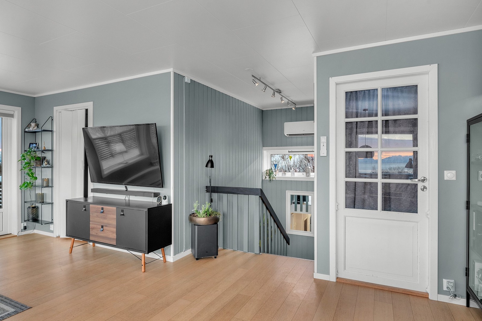 Varmepumpen (fra 2022) er godt plassert og sørger for stabil temperatur i begge etasjene Galleribilde