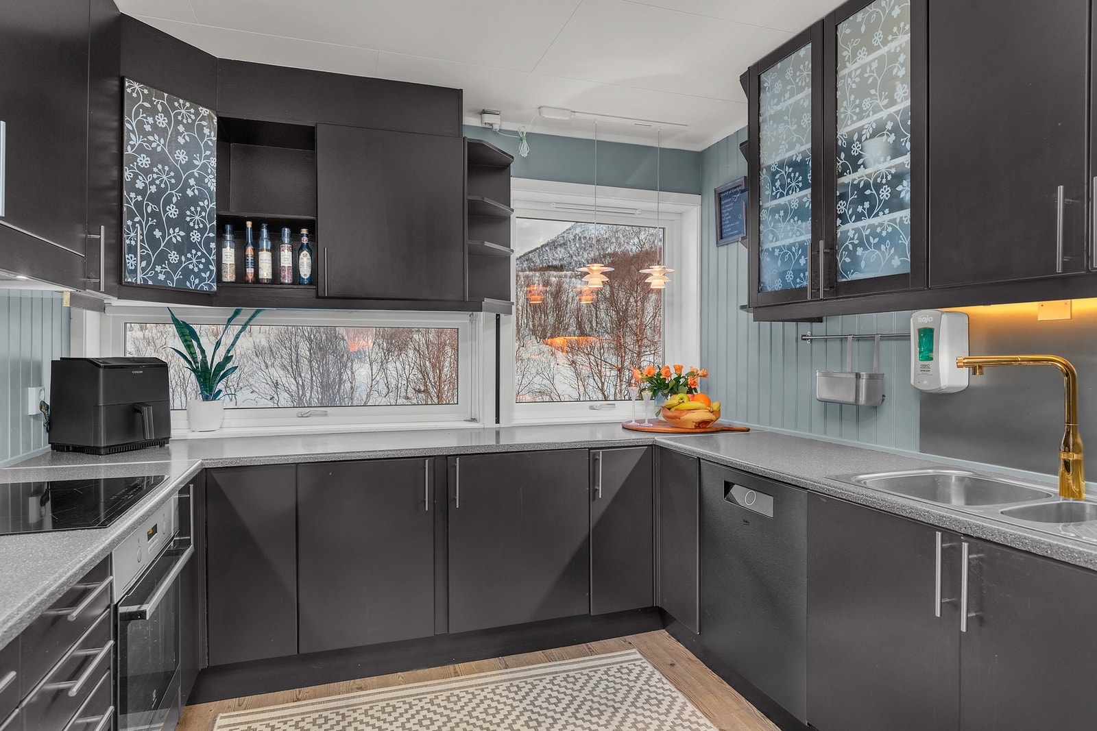 Pent og praktisk kjøkken med god skapplass og gode arbeidsflater Galleribilde