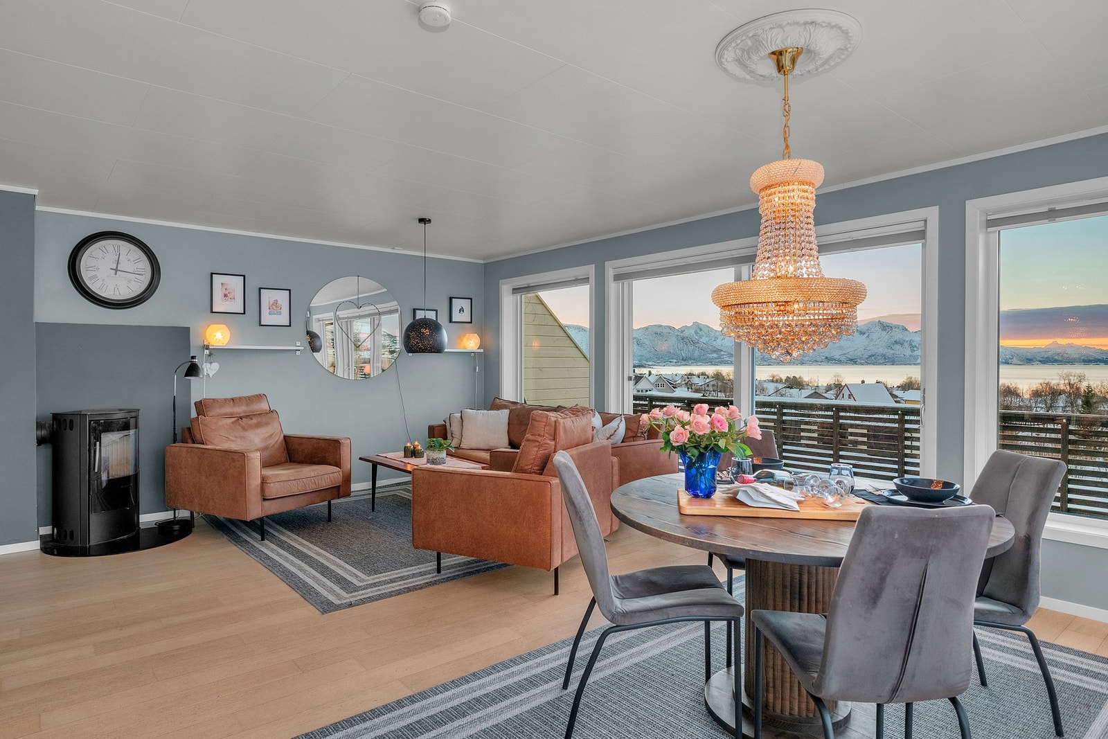 Store vindusflater gir godt med lysinnslipp og lar deg nyte den gode utsikten Galleribilde