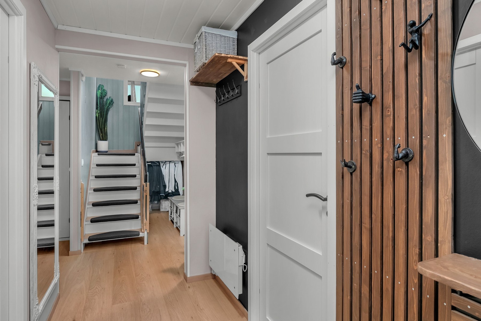 Gangen ble høsten 2025 oppgradert med nytt gulv og tak med tilhørende listverk, samt nye dører og karmer Galleribilde