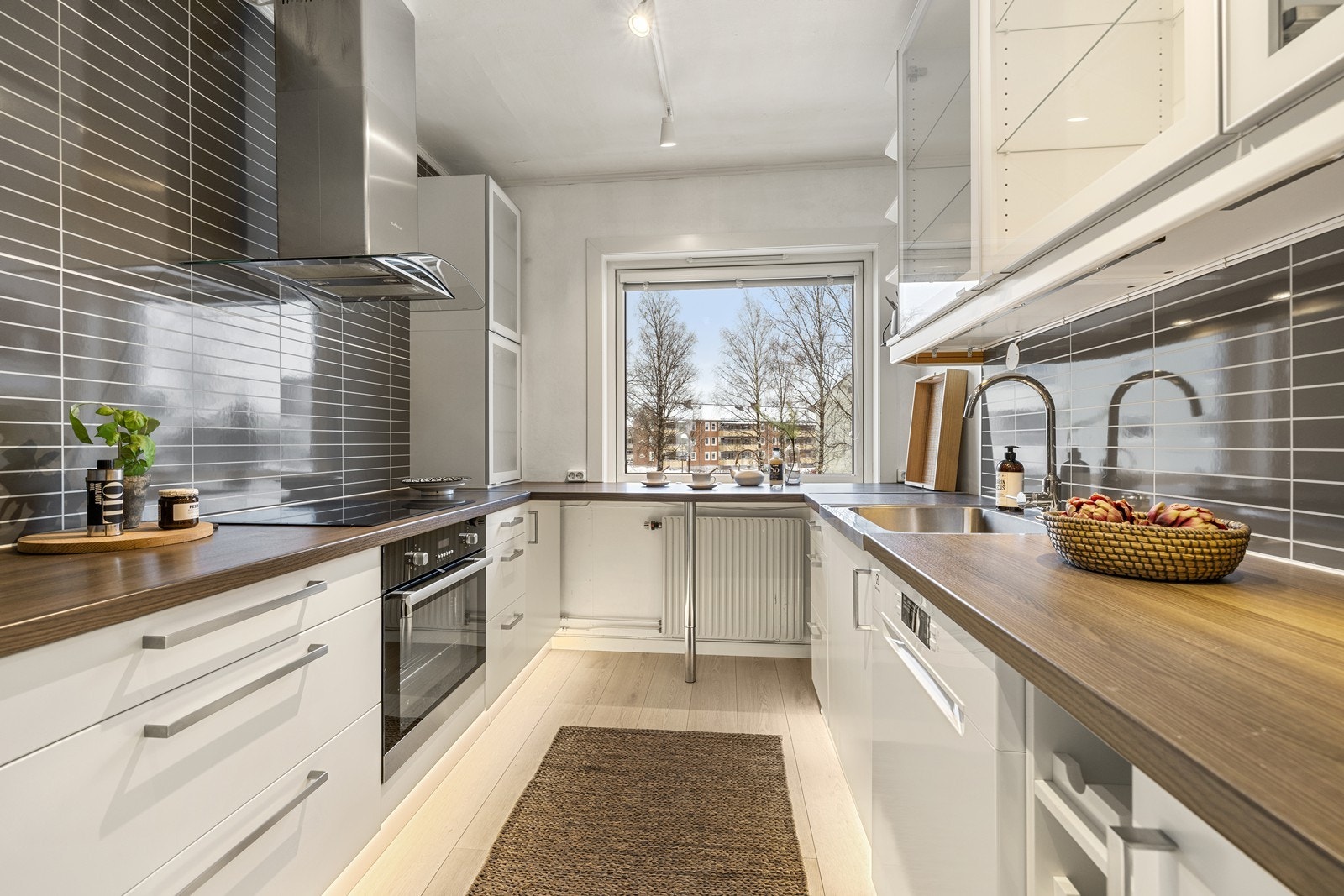 Kjøkkeninnredningen har glatte fronter og en solid benkeplate i laminat. Galleribilde