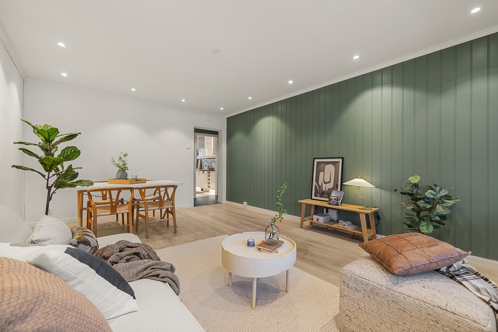 Fint oppholdsrom med spotter i himling, som enkelt lar seg dimme. Galleribilde