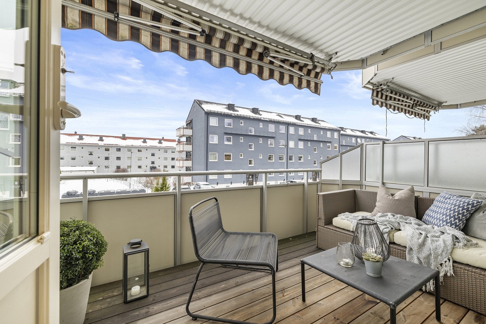 Dette er en flott 2-roms i 2. etg. med sentral, men rolig beliggenhet. Boligen har en romslig balkong og parkeringsplass med elbil-lader. Galleribilde