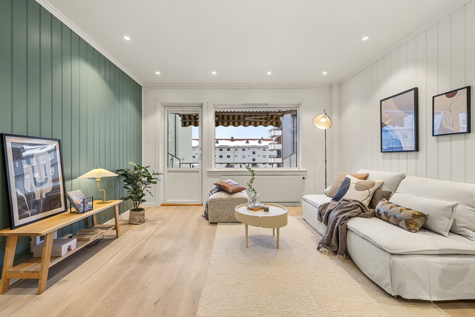 Gjennomgående, moderne overflater med laminat på gulv og malte veggplater. Galleribilde