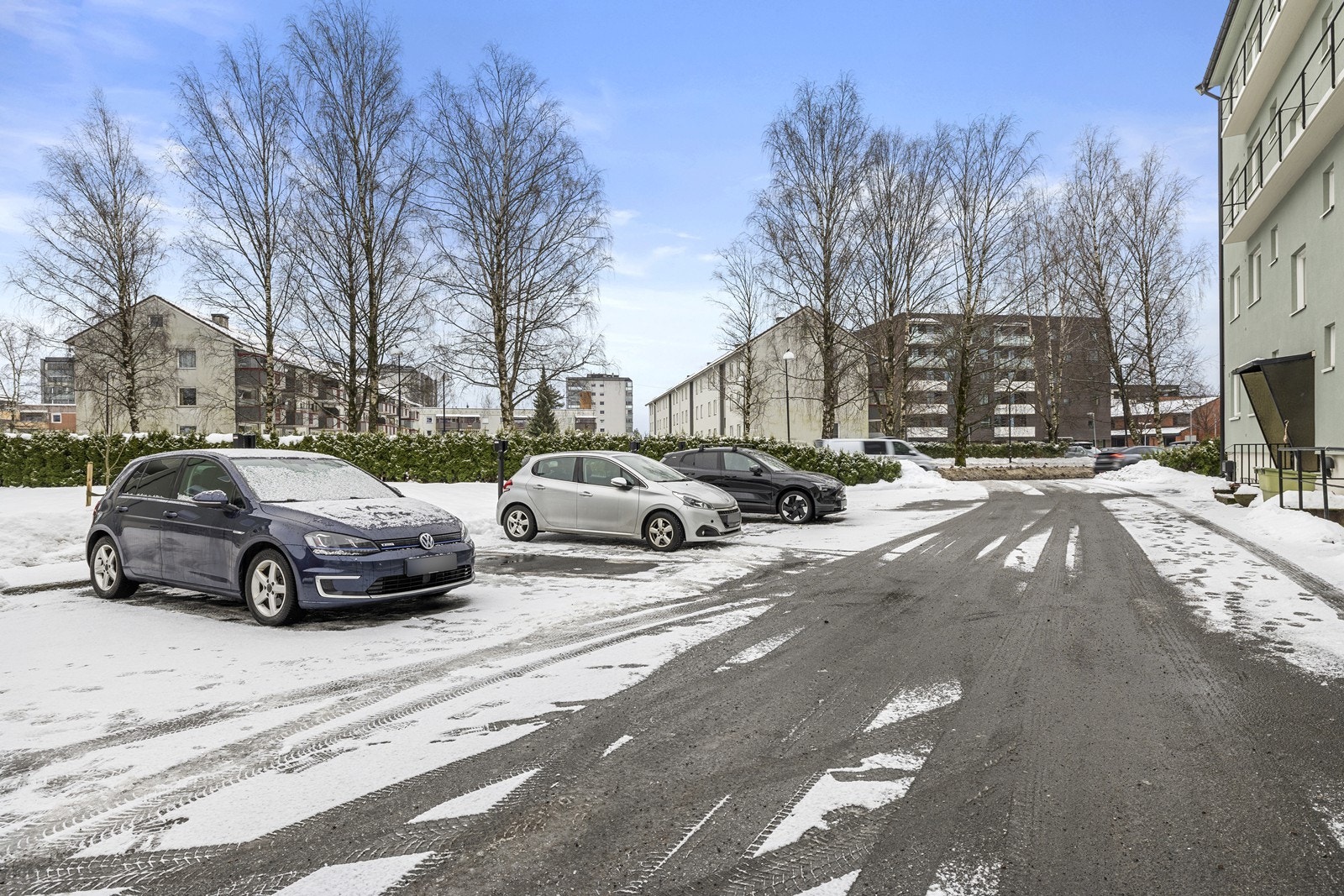 Parkeringsplass rett ved boligoppgangen. Hver andel i borettslaget disponerer en nummerert parkeringsplass. Parkeringsplassen for denne leiligheten har installert elbil-lader. Galleribilde