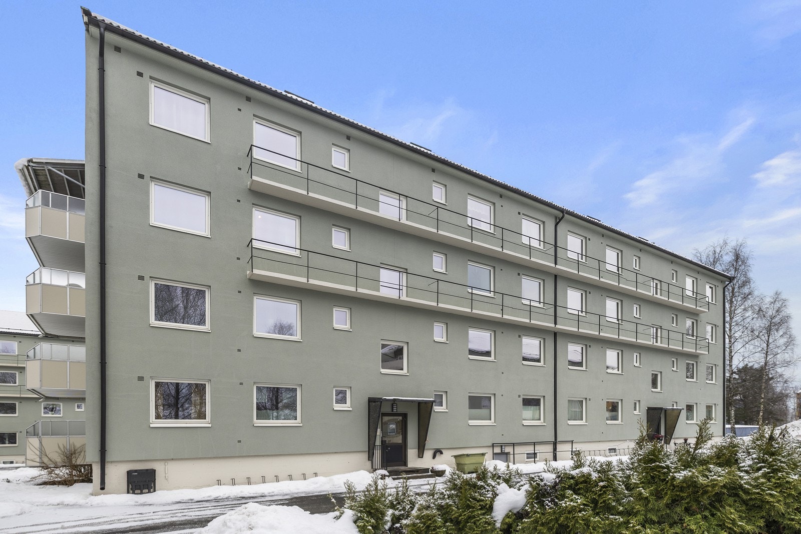 Leiligheten ligger i et veletablert borettslag med pent opparbeidede fellesarealer. Galleribilde