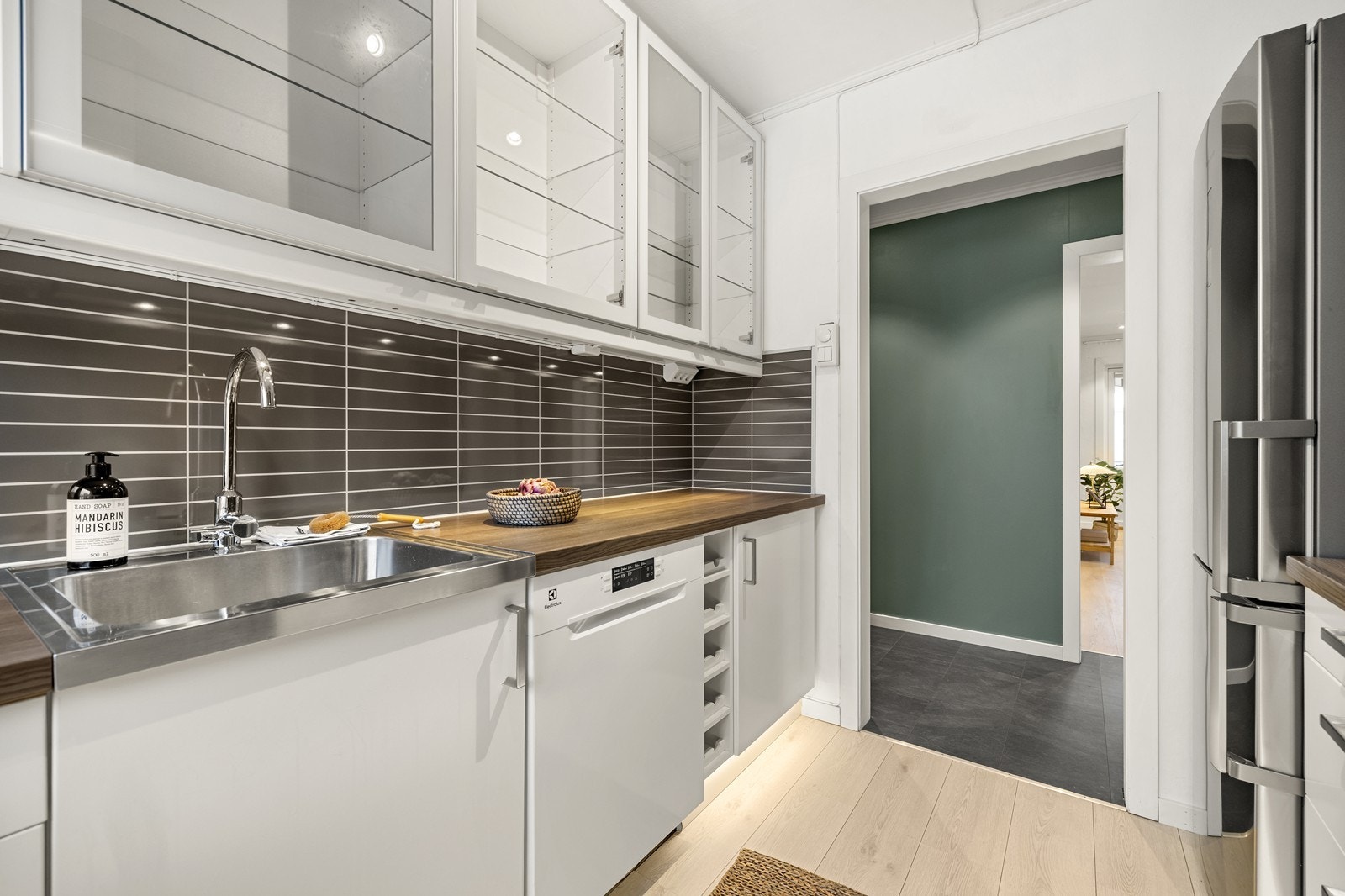 Kjøkkenet er fullt utstyrt med plass til oppvaskmaskin og kjøl-/fryseskap. Galleribilde