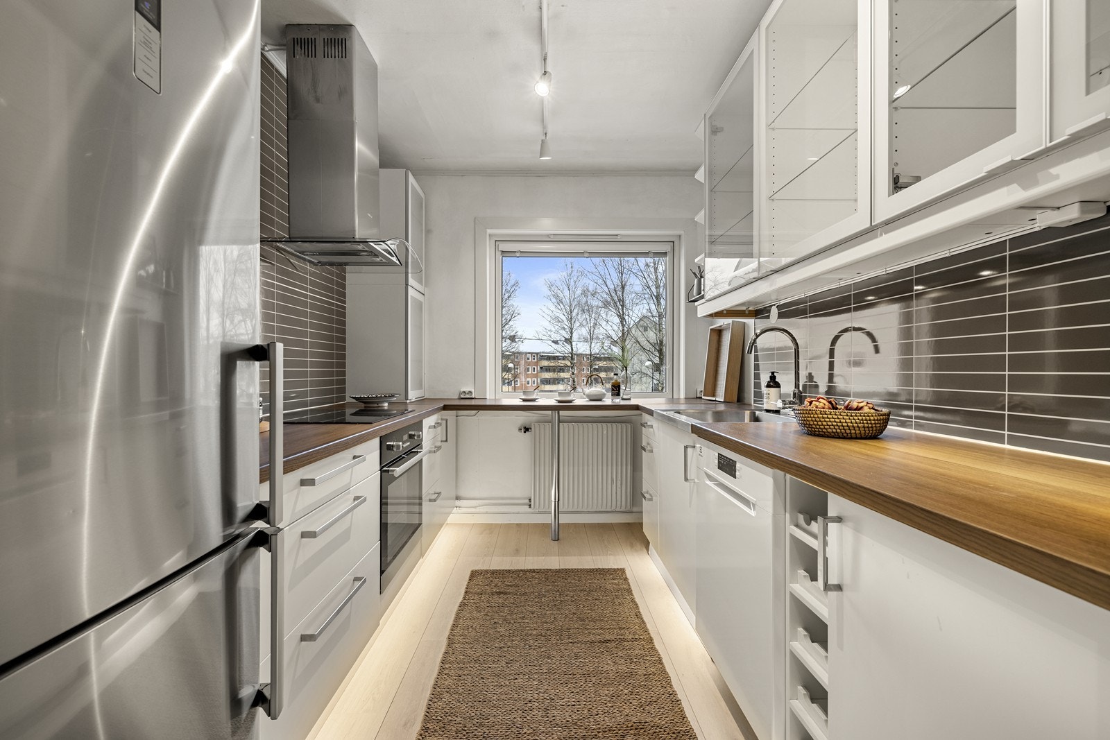 Separat kjøkken med integrerte hvitevarer og god benkeplass. Galleribilde