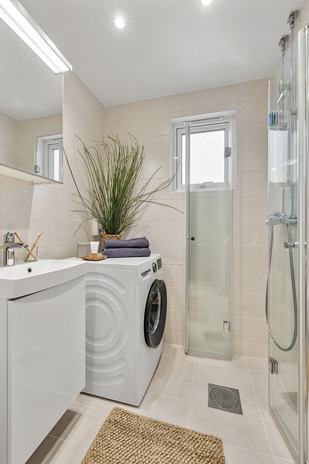 Her er det elektriske varmekabler i gulvet og praktisk opplegg for vaskemaskin. Galleribilde