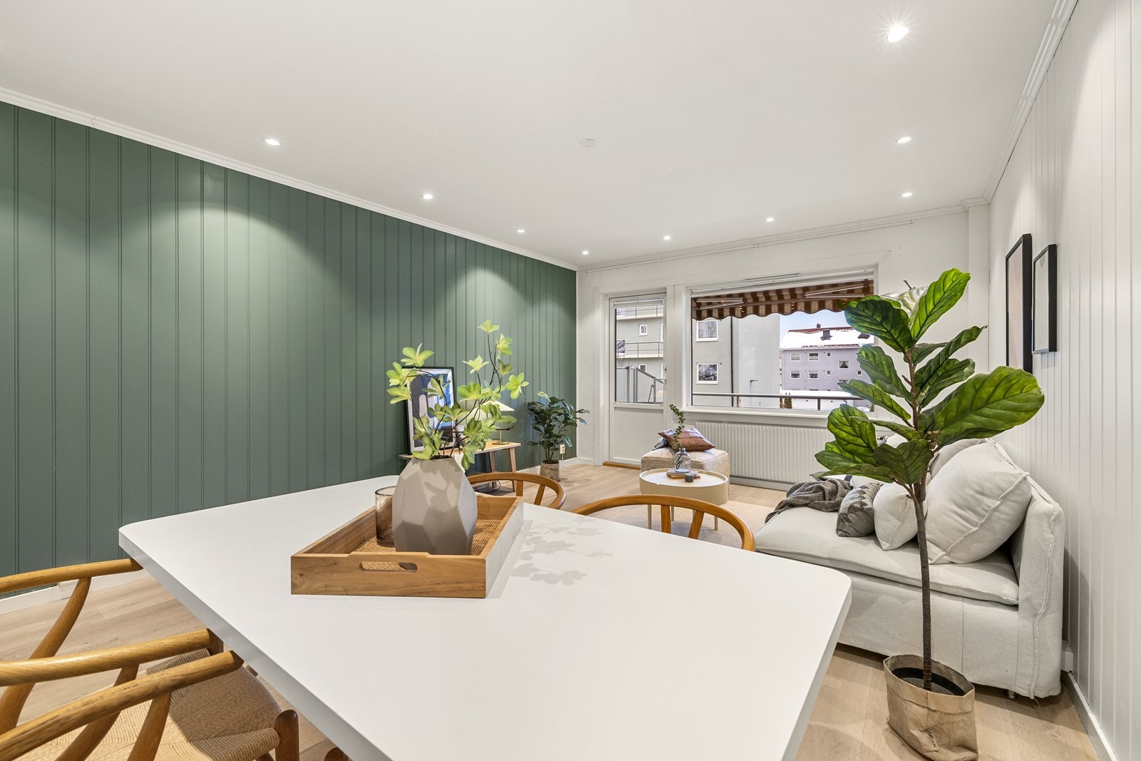 Stuen har god plass til både sofagruppe og spisebord. Galleribilde