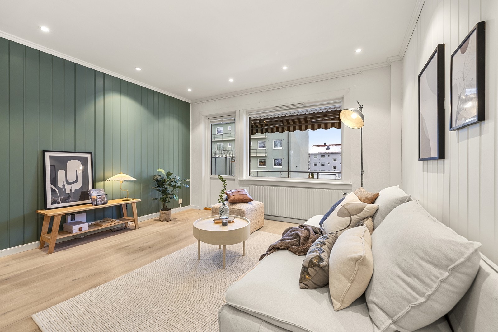 De store vindusflatene gir gode lysforhold i stuen. Galleribilde