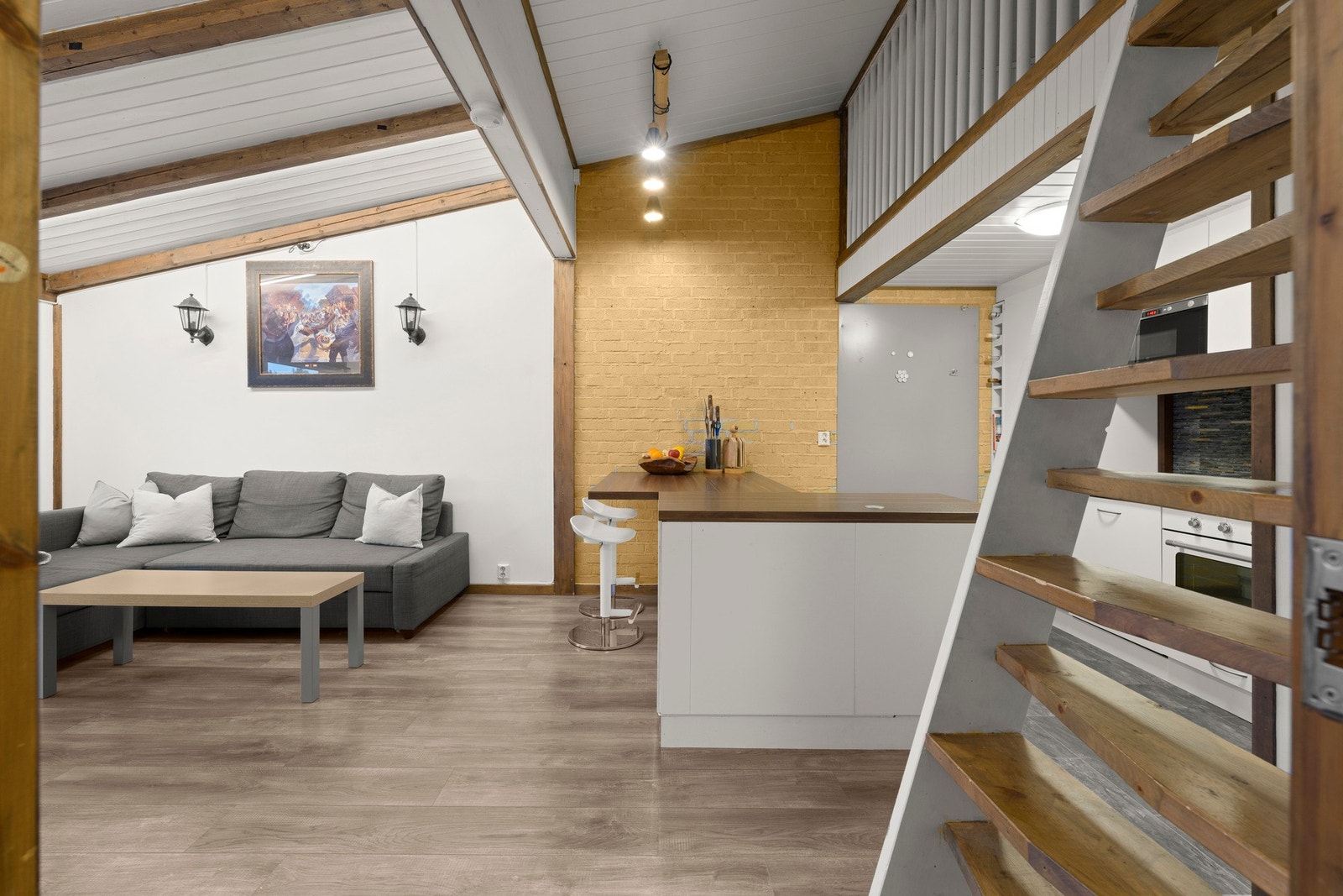 Boligen har en malt tretrapp opp til hems. Galleribilde