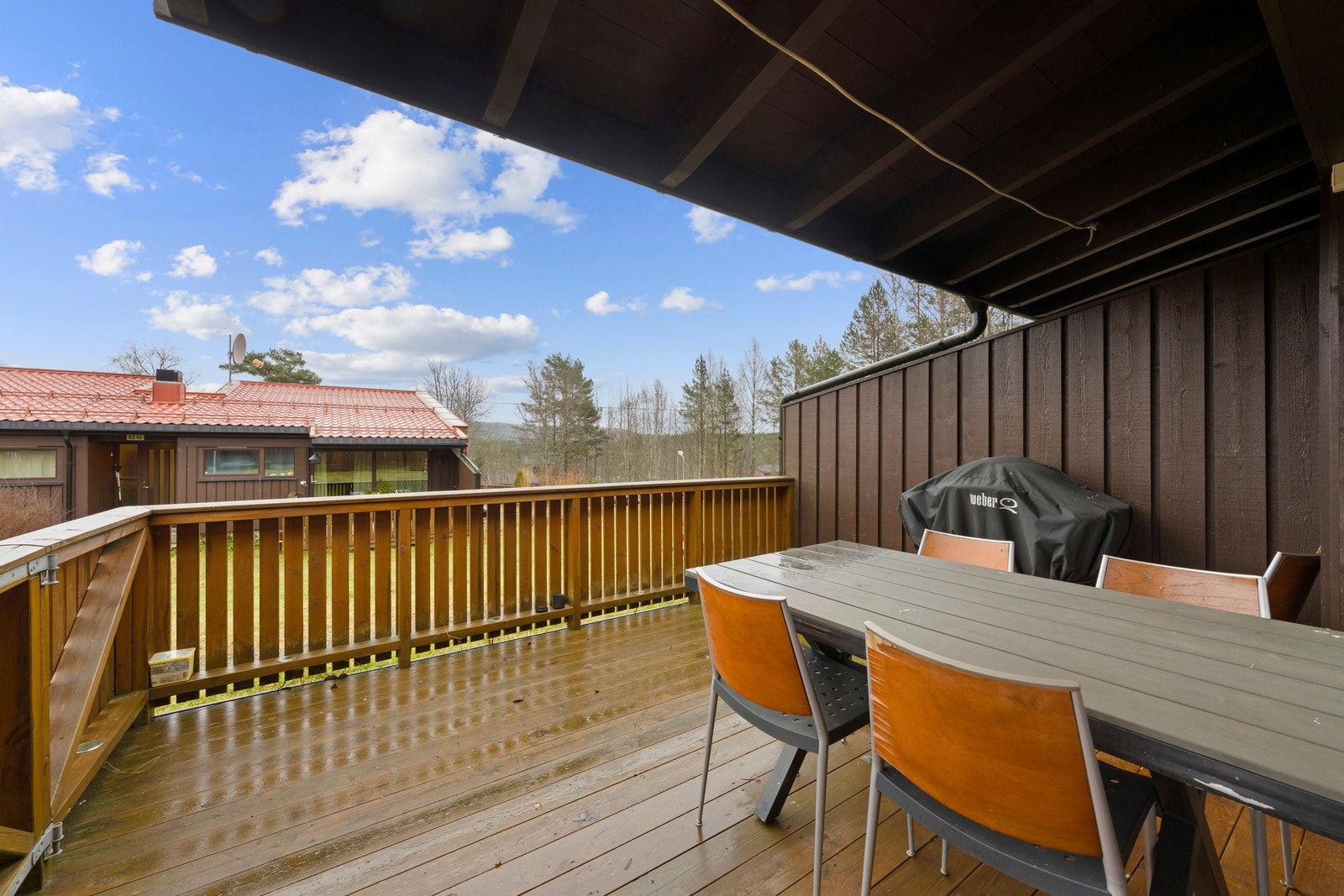 Terrasse på ca 11 kvm. Her er det gode møblerings muligheter med levegg og utgang i rekkverk. Galleribilde