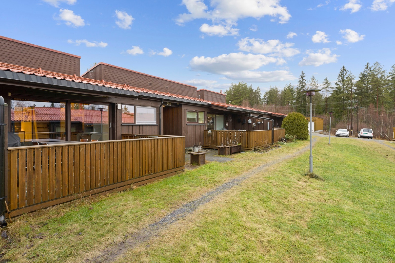 Boligen ligger pent plassert i et stille og barnevennlig område ved Sørmarka. Galleribilde