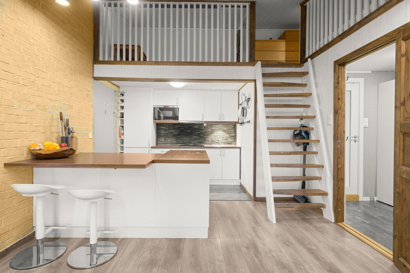 Flott kjøkken med IKEA-innredning, gode oppbevaringsmuligheter og romslige arbeidsflater. Galleribilde