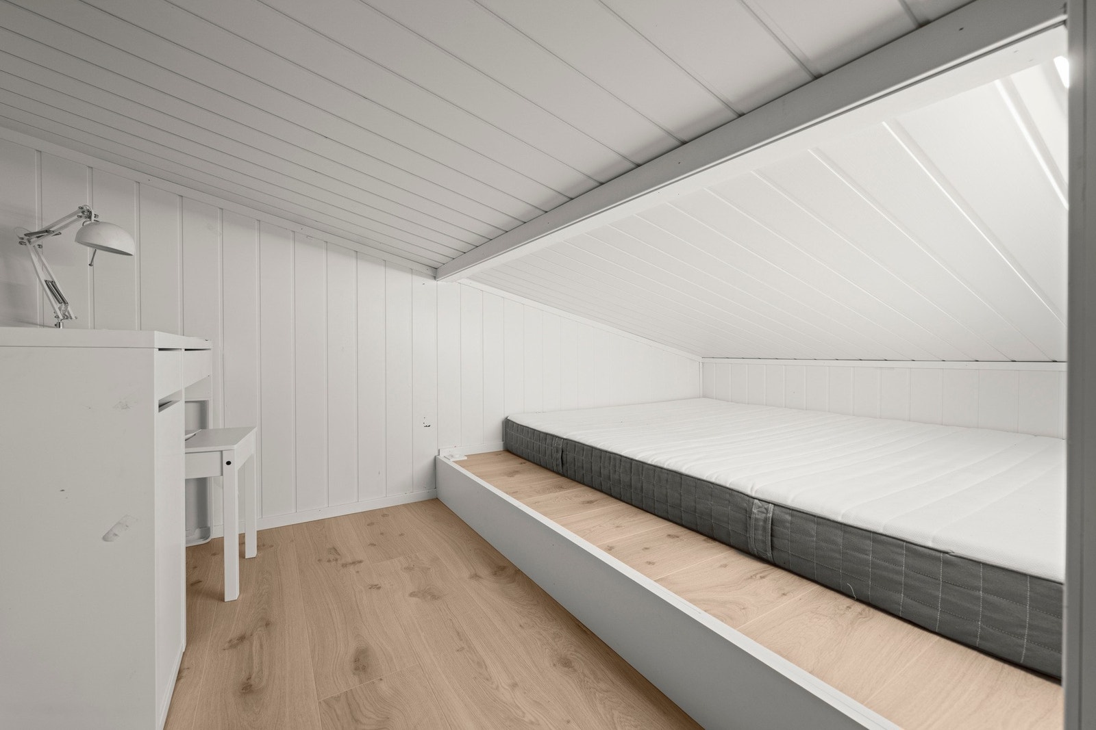 Praktisk hems med plassbygget sengeløsning, perfekt som ekstra soveplass og utnyttelse av skråtaket. Galleribilde