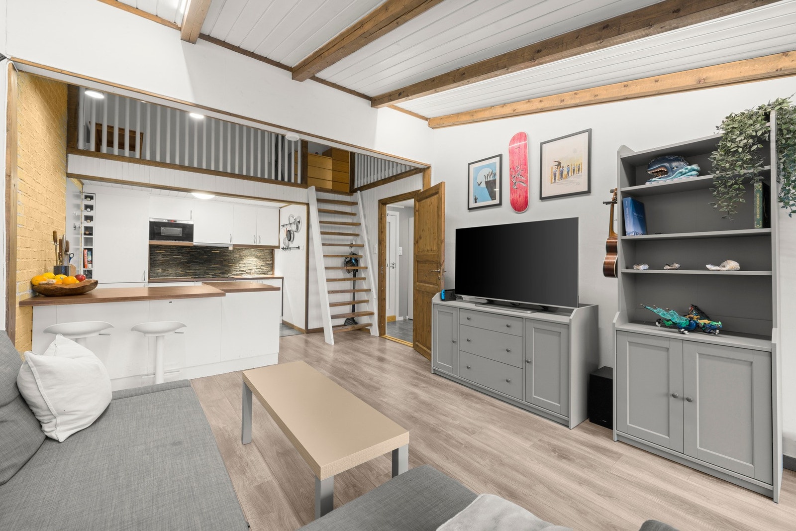 Velkommen til Enebakkveien 623B! Boligen presenteres av Øyvind Frogner v/PrivatMegleren. Galleribilde