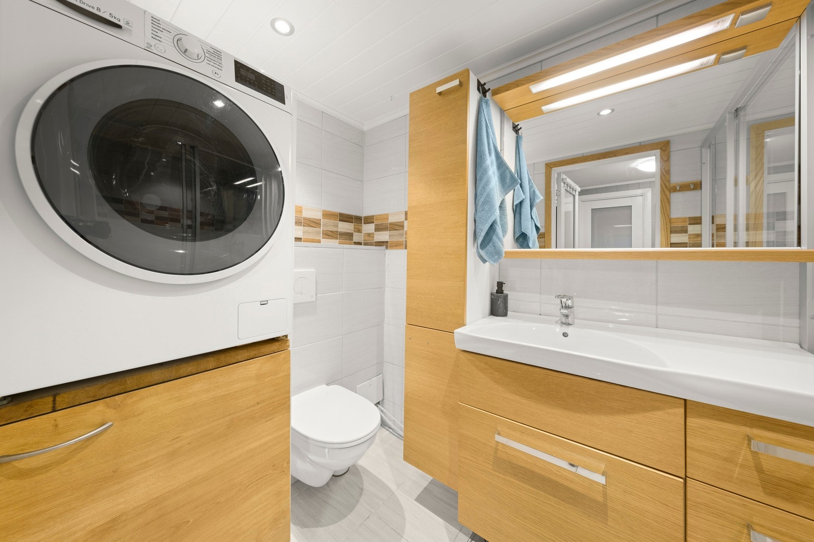 Baderommet varmes opp med elektriske varmekabler i flislagt gulv. Galleribilde