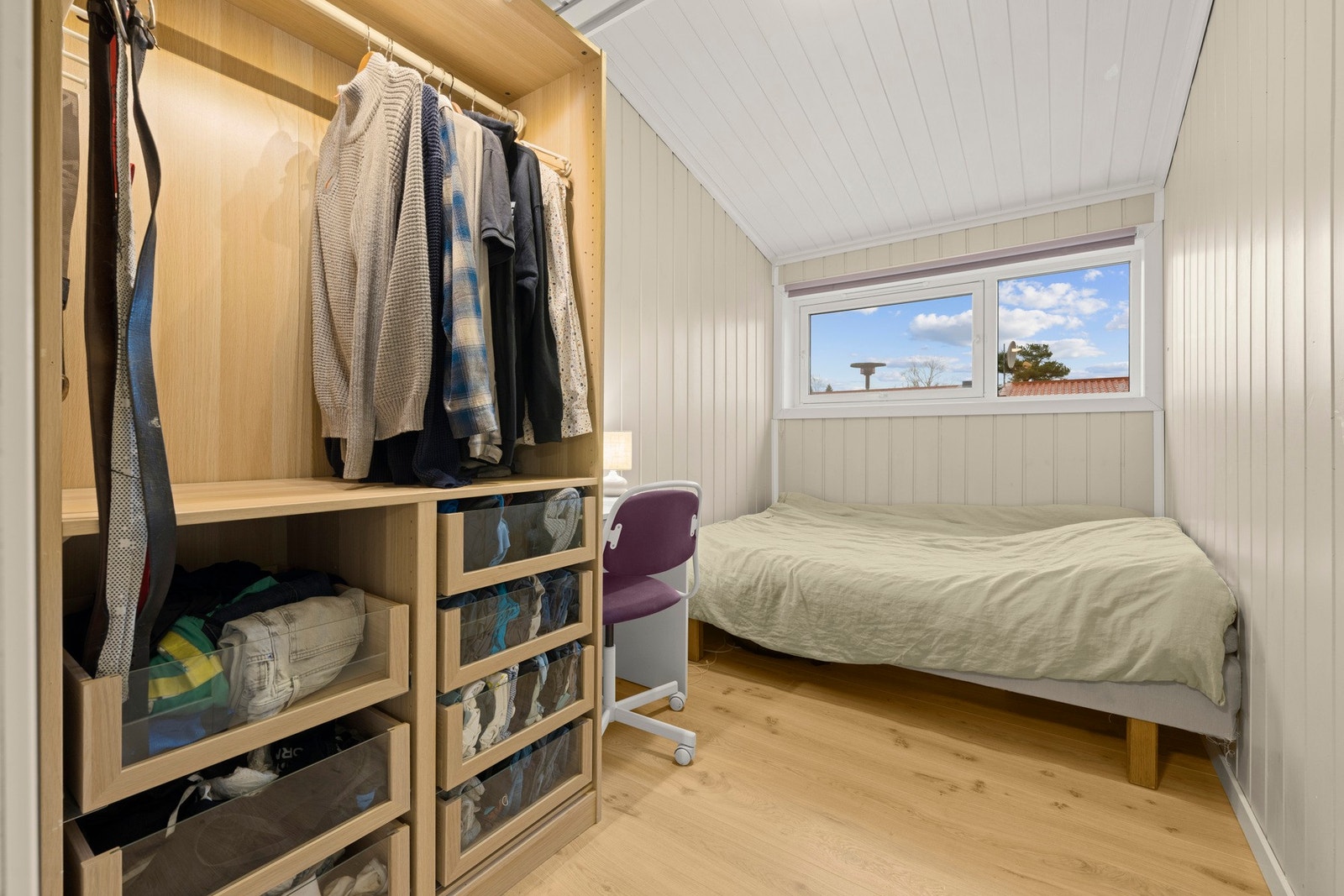 Romslig soverom med plass til dobbeltseng, skrivebord og garderobeskap. Galleribilde