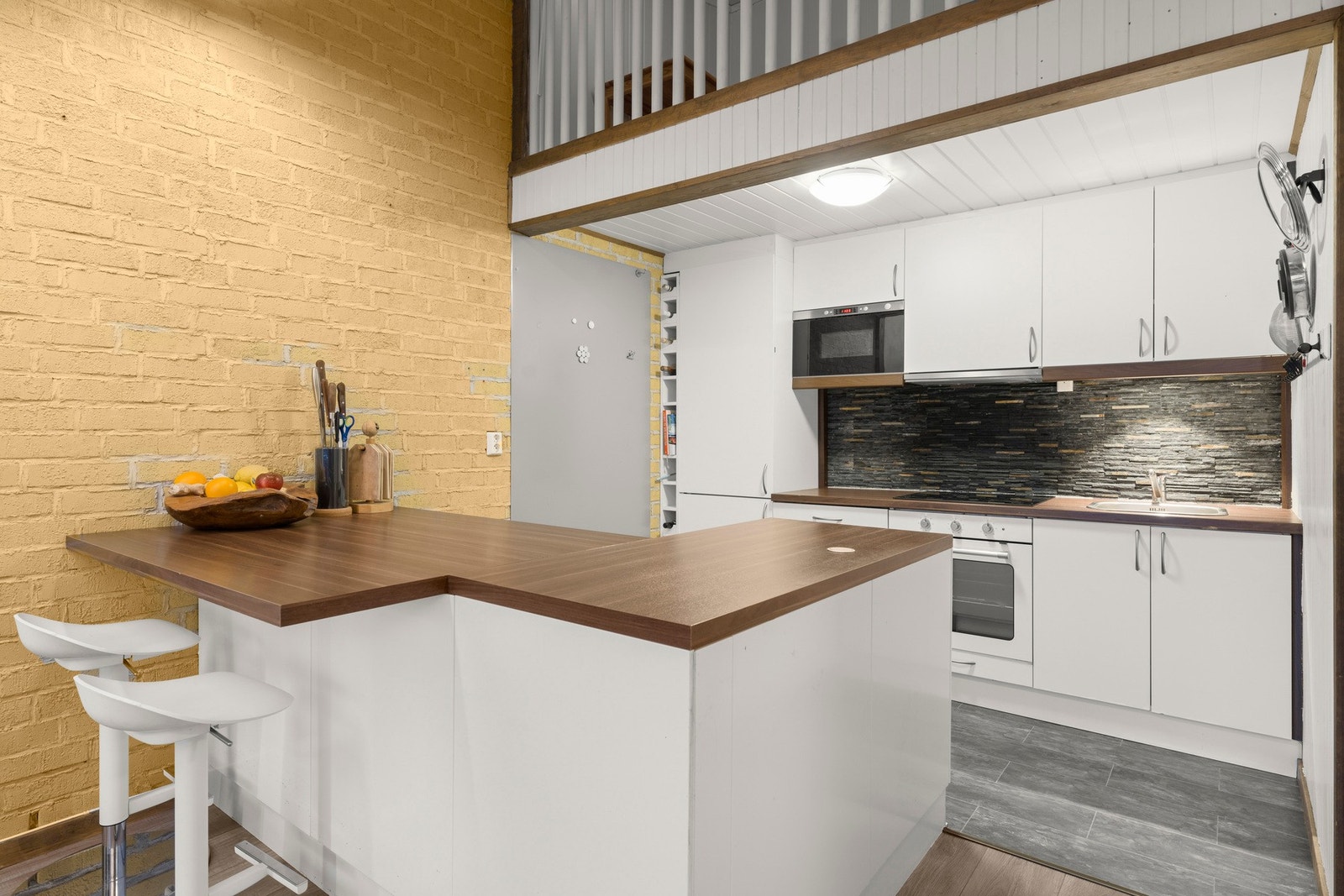 Benkeplaten er av laminat og innredningen er fra 2012. Galleribilde