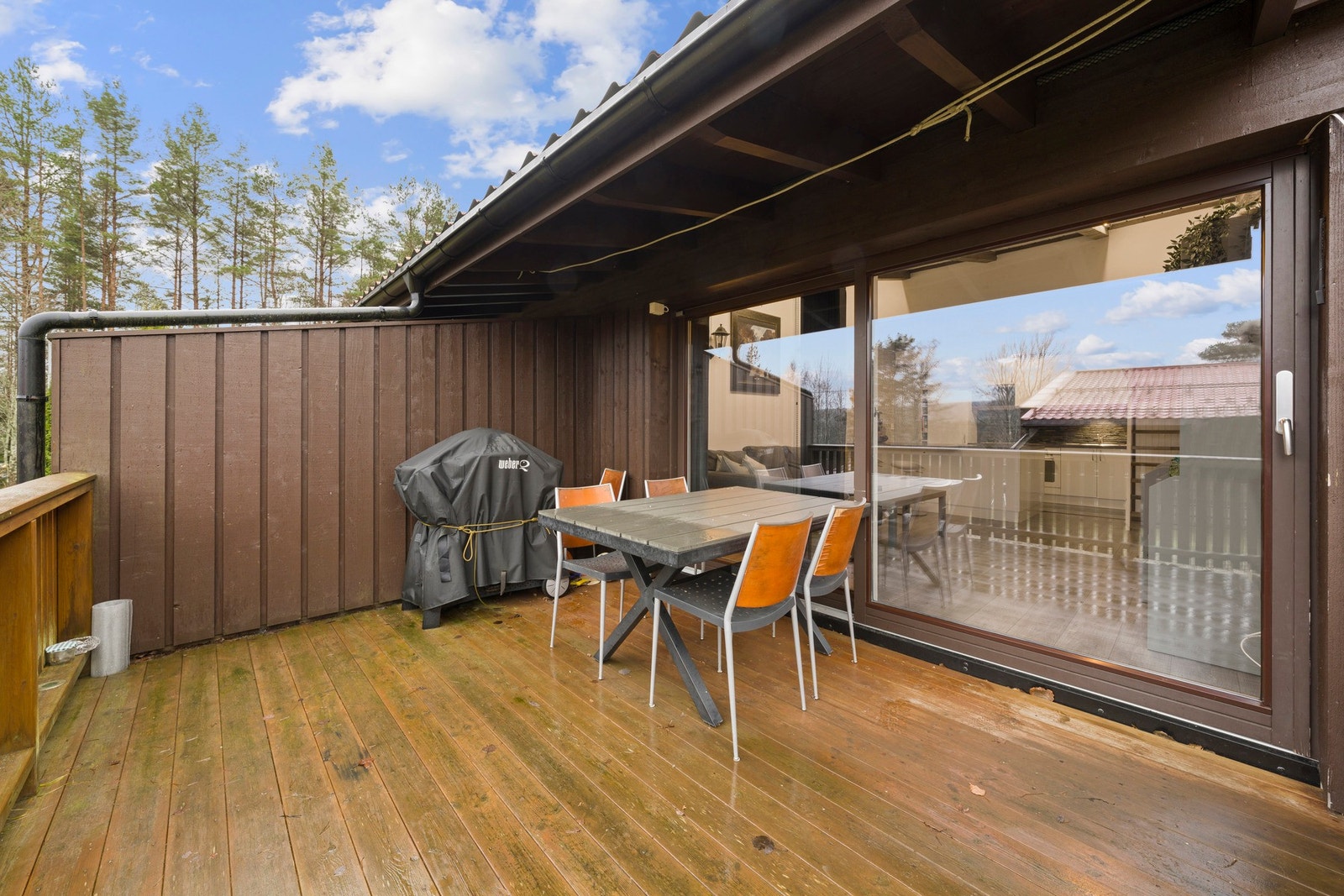 Terrassen er oppført i treverkskonstruksjon med imp. terrassebord. Galleribilde