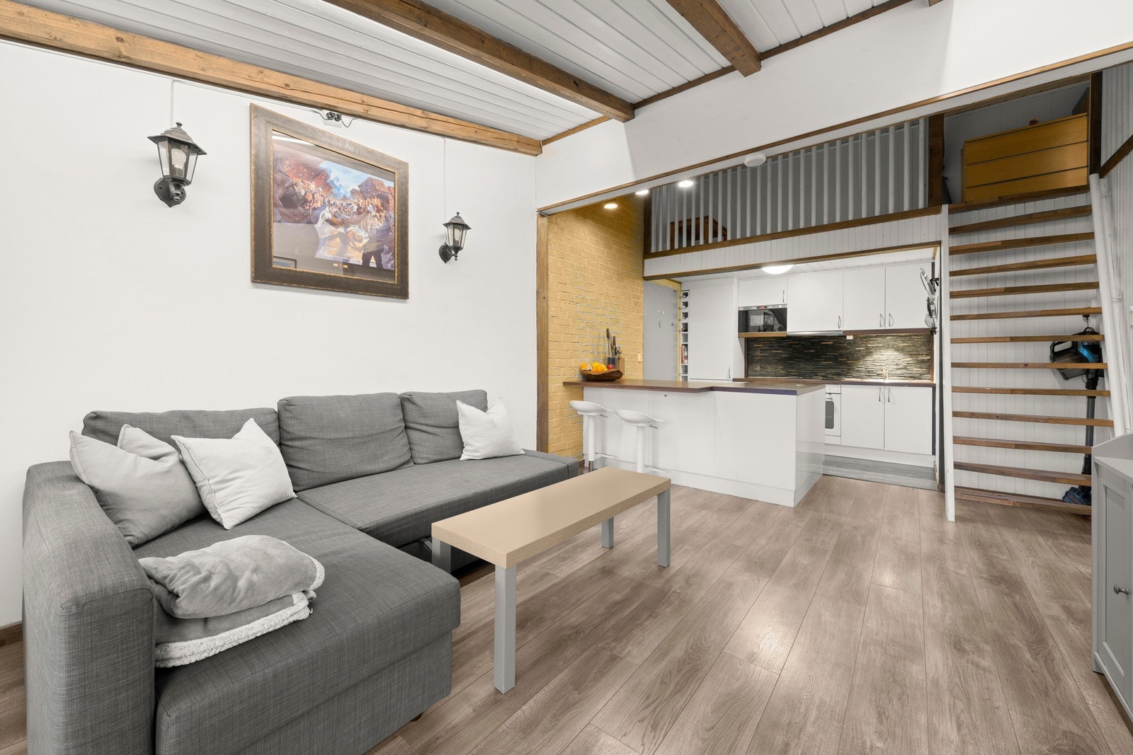 Boligen har åpen stue- og kjøkkenløsning som gir gode sammenhengende og sosiale oppholdsarealer. Galleribilde