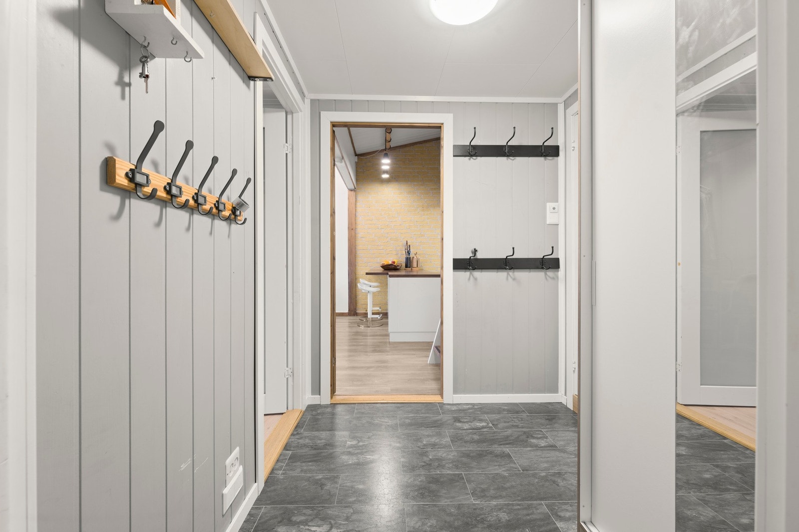 Videre er den private entreèn bindingsrommet til både soverom, bad og stue/kjøkken. Galleribilde