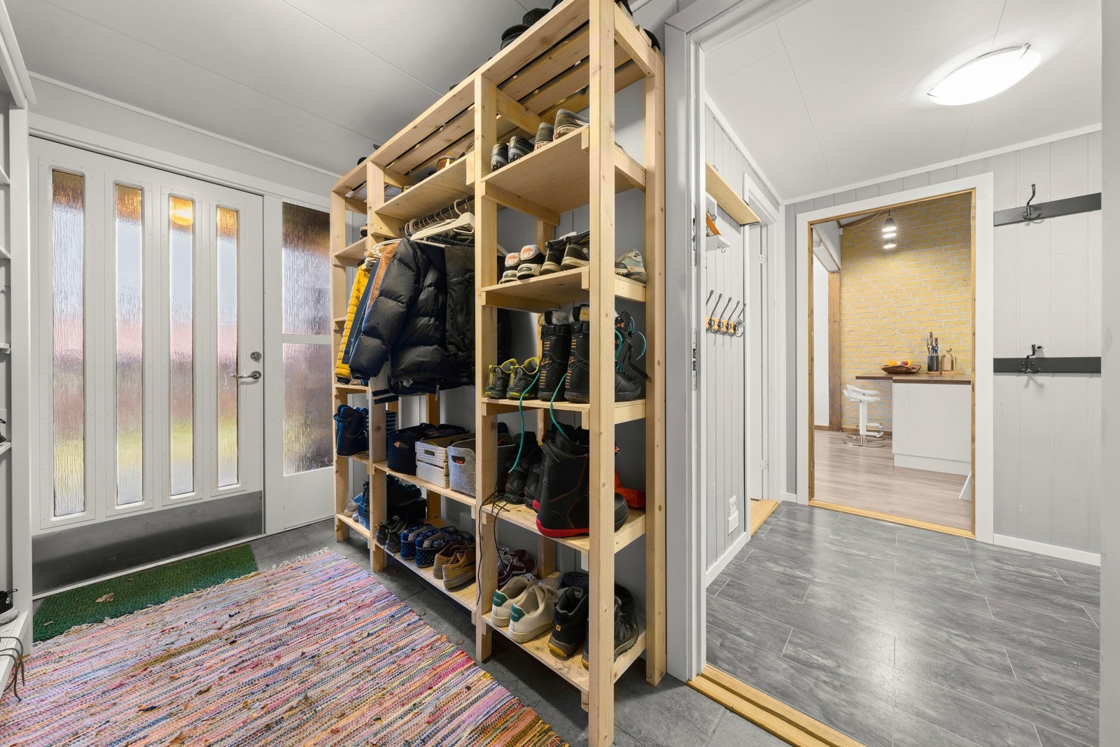 Velkommen inn! Romslig felles inngangsparti med god plass til å legge fra seg yttertøy. Galleribilde
