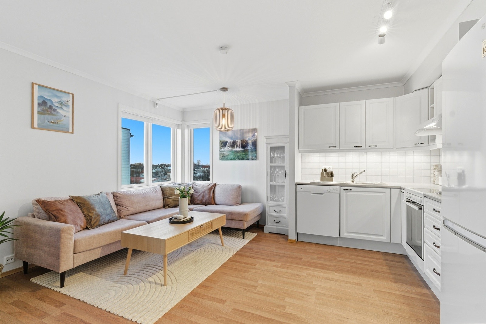 Åpen stue-/kjøkkenløsning med god plass til sofagruppe og tilhørende møblement. Galleribilde