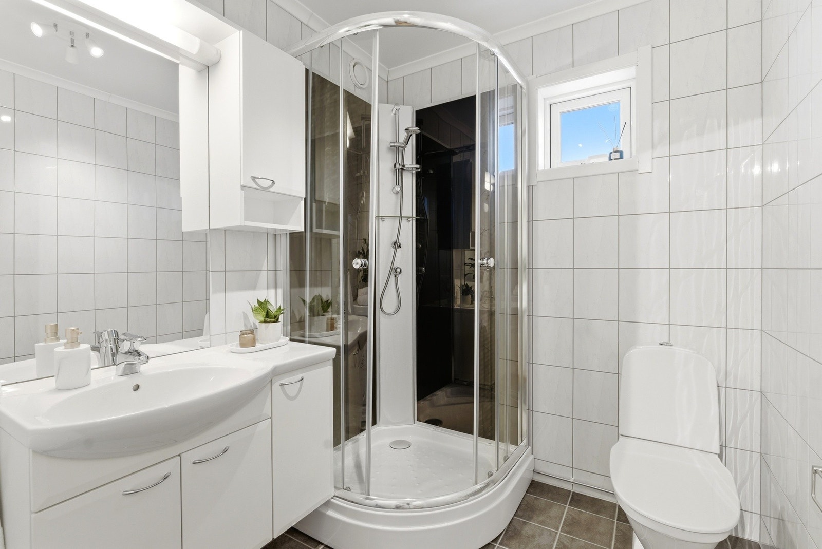 Lyst og pent flislagt bad i klassisk og tidløs utforming - Varme i gulv Galleribilde