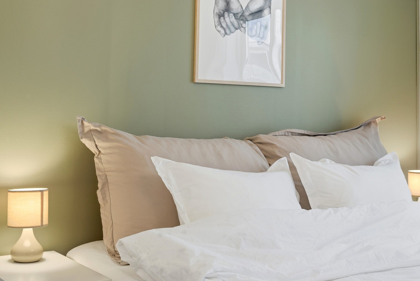 Innbydende soverom malt i tidsriktige fargevalg Galleribilde