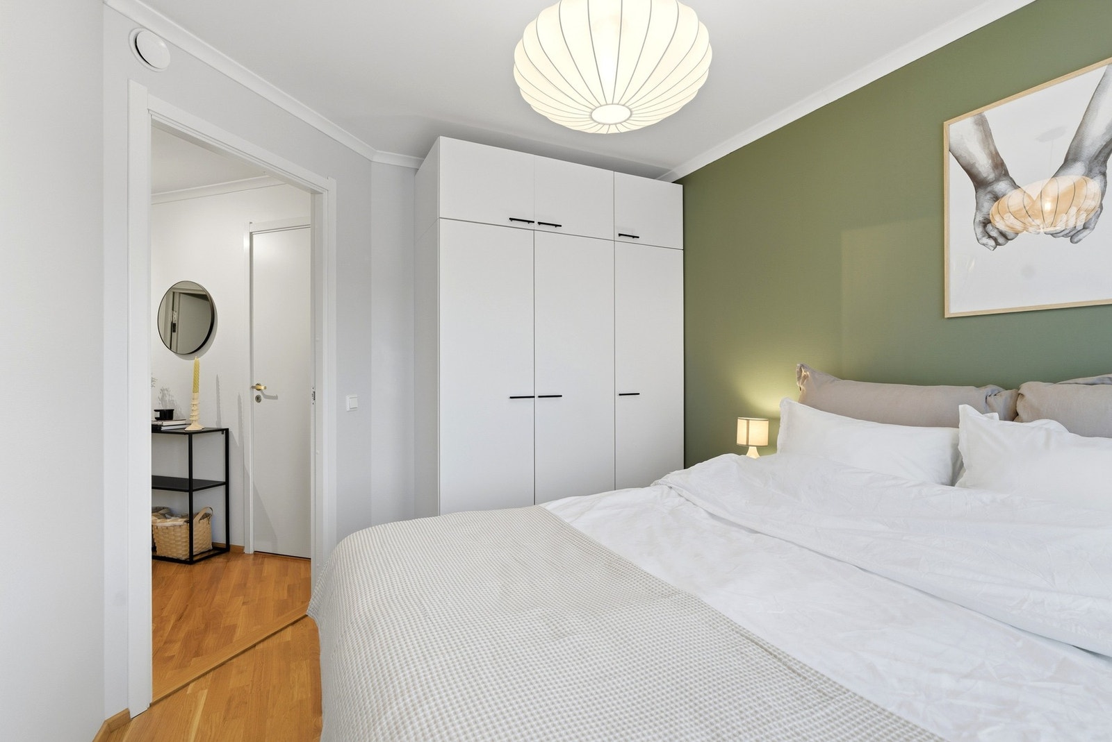 Soverom med garderobeskap Galleribilde