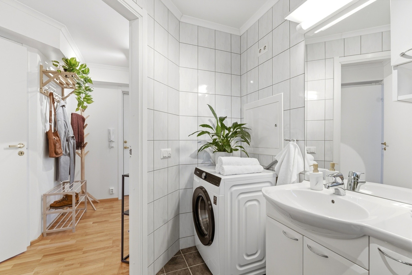 Lyst og pent flislagt bad i klassisk og tidløs utforming - Varme i gulv Galleribilde