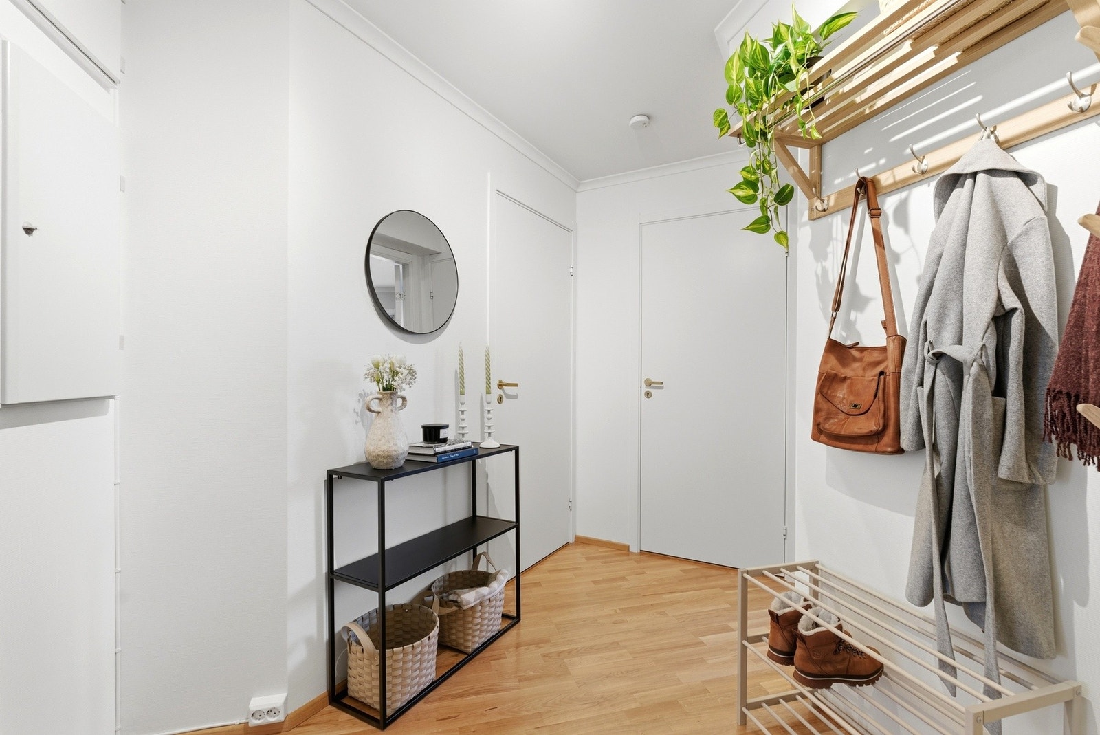 Fra entré er det adkomst til bad, soverom, innebod og stue/kjøkken Galleribilde