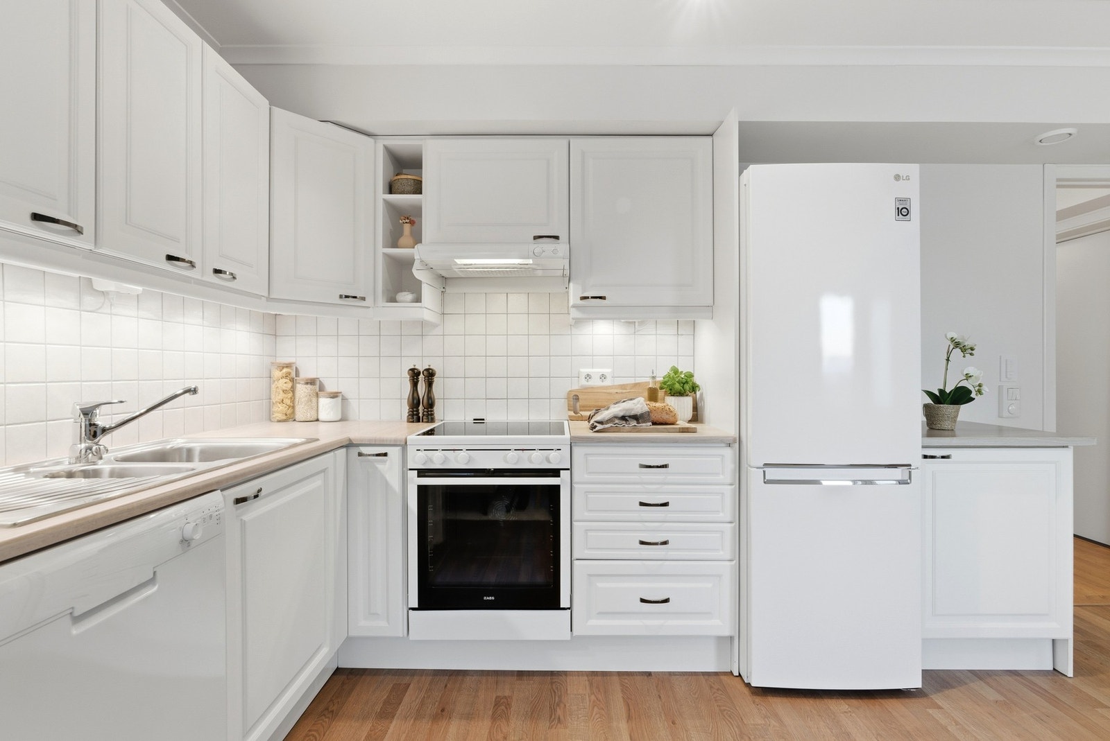 Kjøkkenet har innredning med profilerte fronter og benkeplate av laminat. Galleribilde