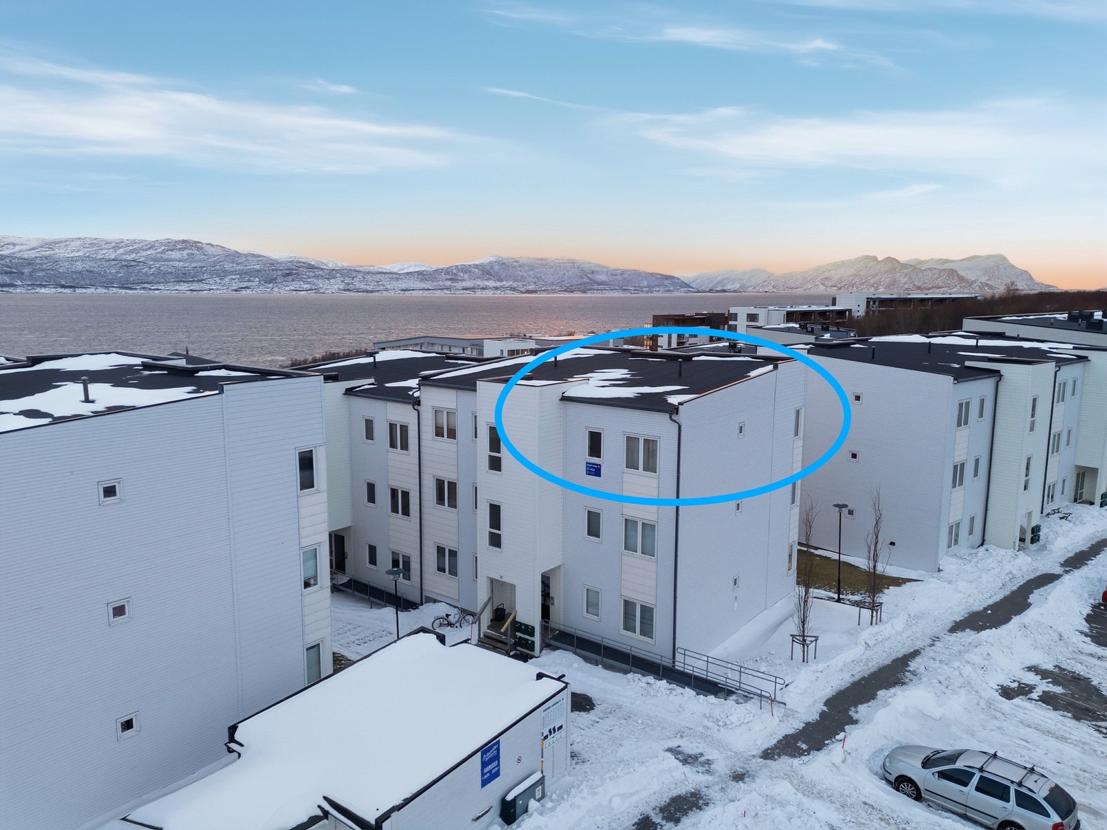 Leiligheten ligger meget fint til i enden av tredje etasje Galleribilde