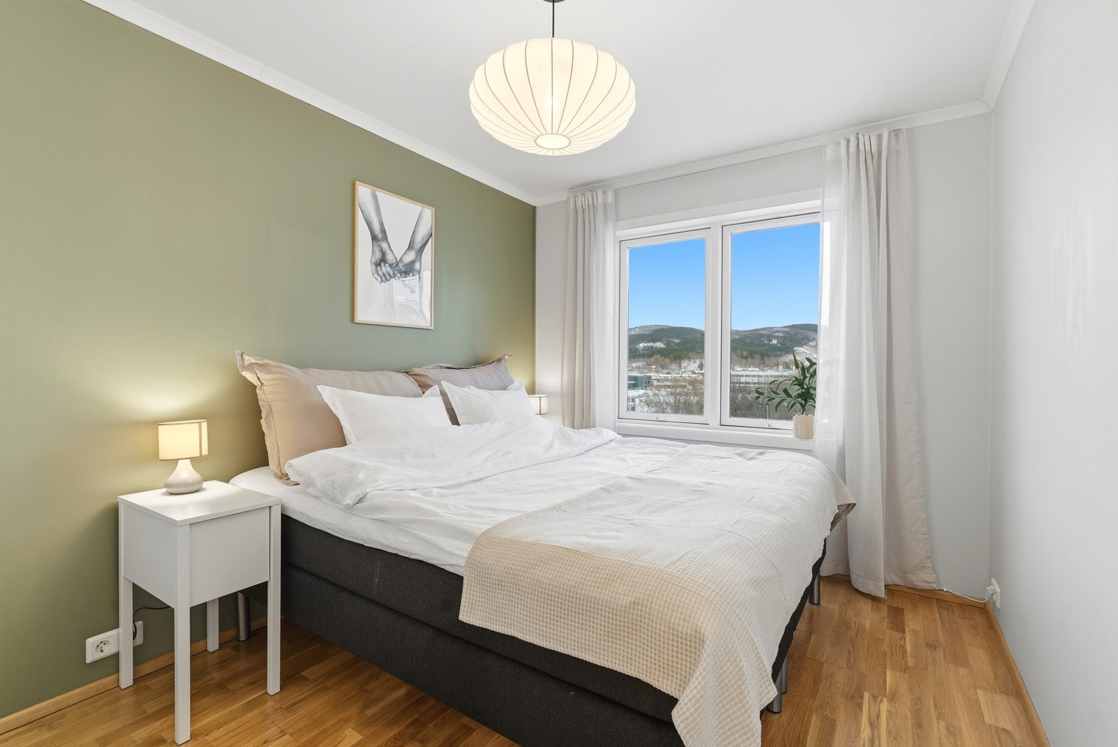 Innbydende soverom i god størrelse, malt i tidsriktige fargevalg Galleribilde