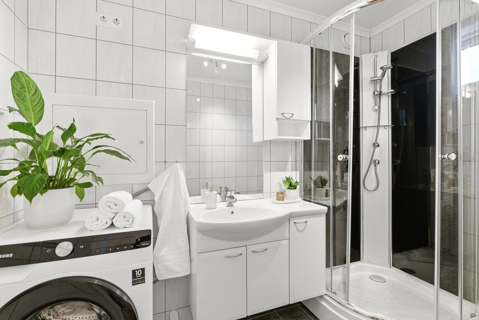 Innredning med nedfelt servant, toalett, dusjkabinett og opplegg for vaskemaskin. Galleribilde