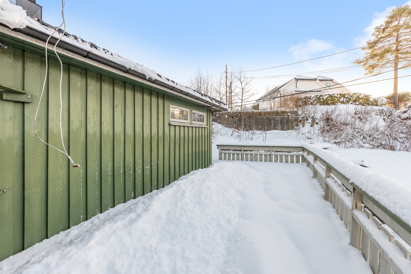 Stor, solrik veranda sommerstid med ettermiddagssol Galleribilde