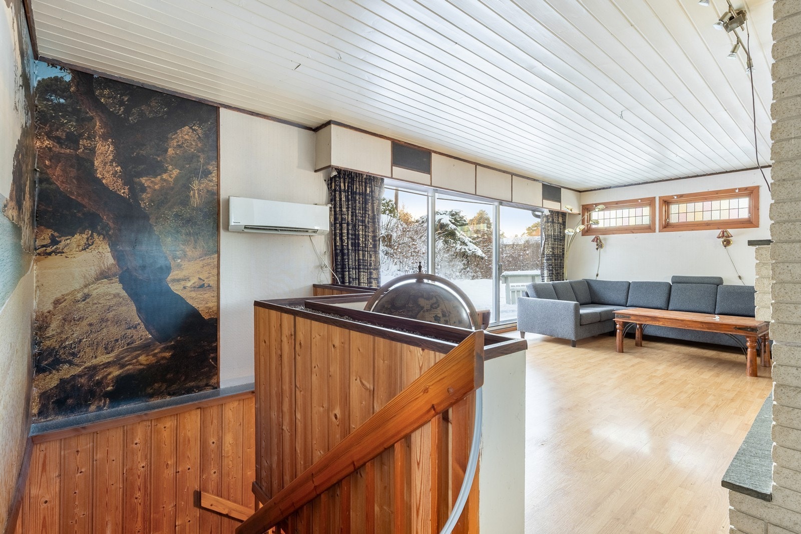 Stue med skyvedør ut til terrasse og hage Galleribilde