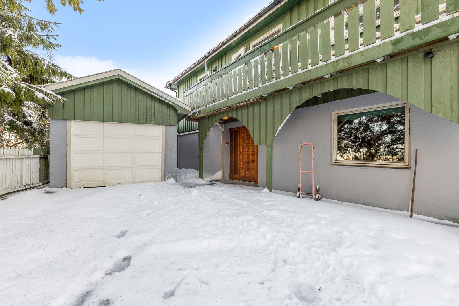 Asfaltert gårdstun og innkjørsel Galleribilde