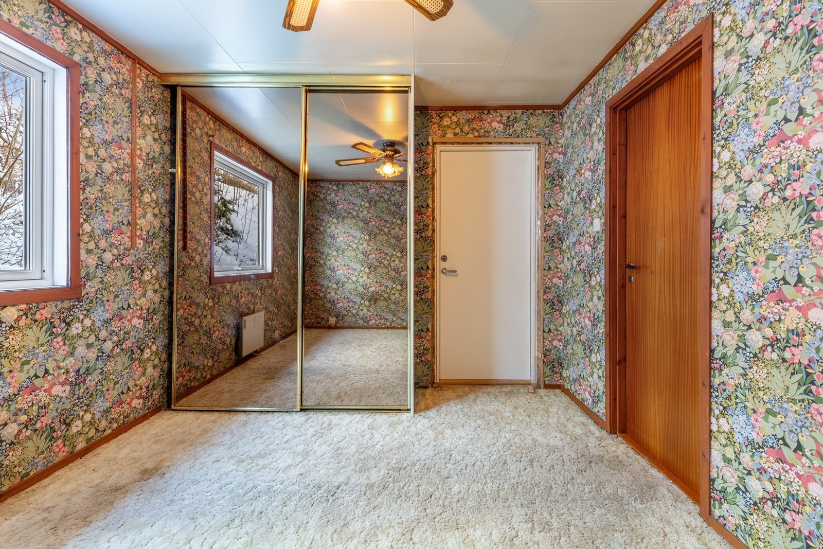 Dør ut til terrasse og hagen fra hovedsoverom Galleribilde