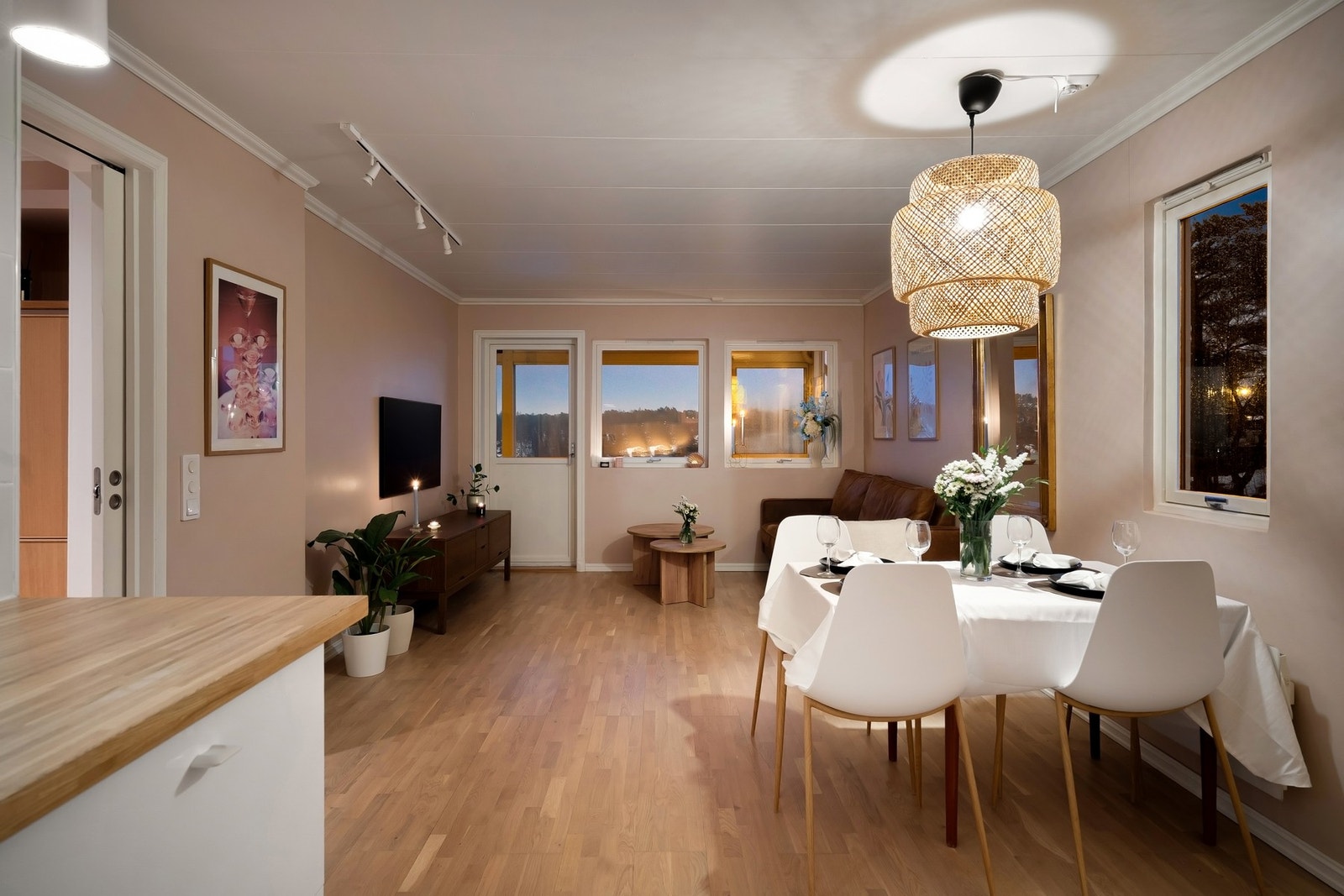 Her er det god plass til både sofakrok og spisegruppe. Galleribilde