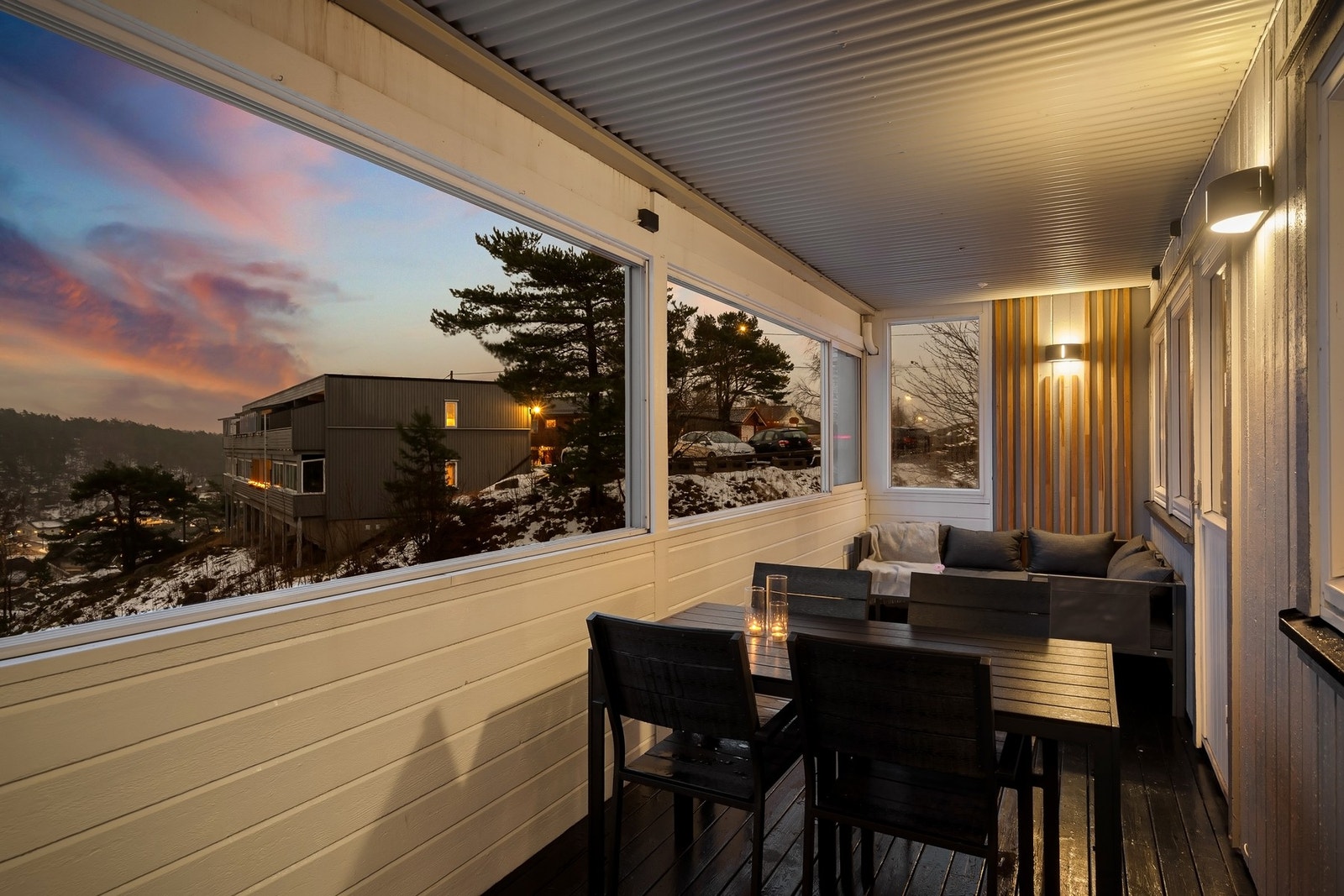 Fra stuen er det utgang til en innglasset balkong med flott utsikt. Galleribilde