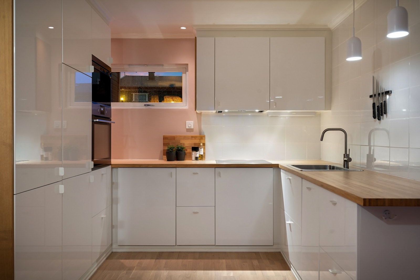 Kjøkkenet er fra 2020 og har integrert platetopp, stekeovn, avtrekksvifte, micro, kombinert kjøl-/fryseskap og oppvaskmaskin. Galleribilde