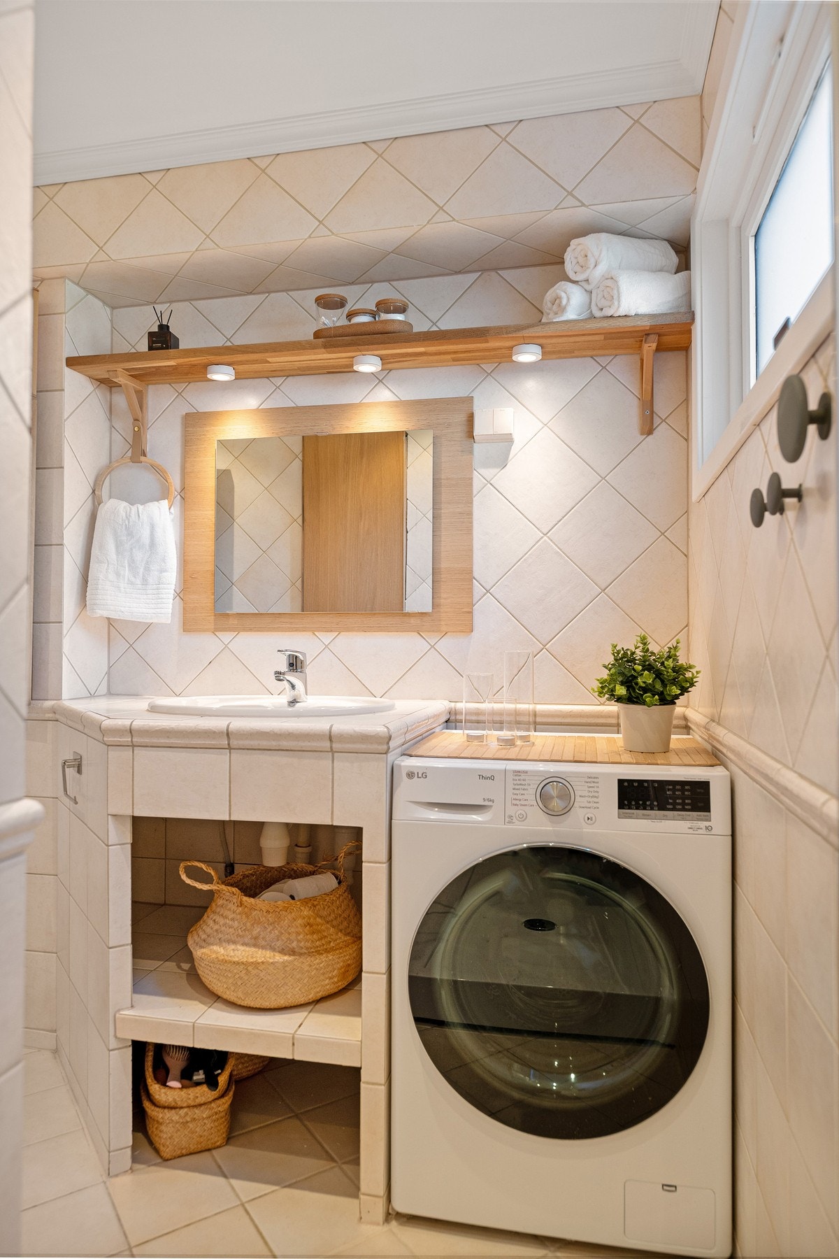 Badet har opplegg for vaskemaskin og varme i gulvet. Galleribilde