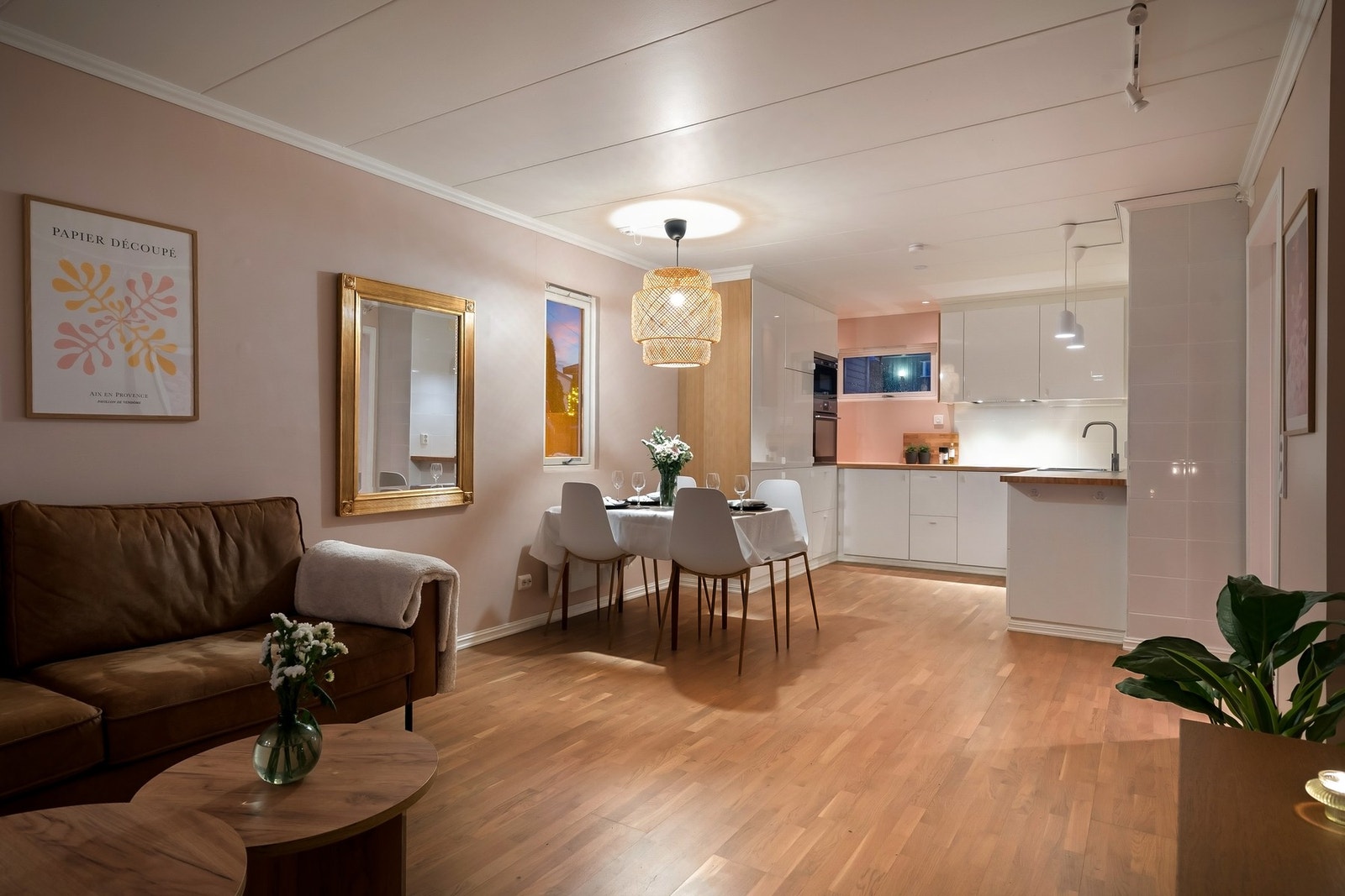 Det er åpen løsning mellom stue og kjøkken. Galleribilde