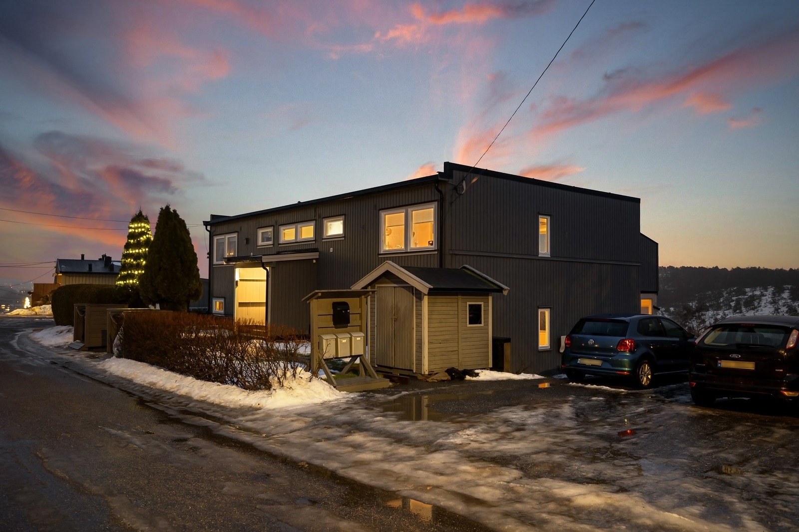 Det er biloppstillingsplass med elbillader like utenfor leiligheten. Galleribilde